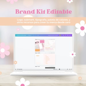 Może przedstawiać: Biały laptop wyświetla szablon "Brand Kit Editable" z różową i brzoskwiniową kolorystyką. Ekran pokazuje układ projektu z tekstem i grafiką, w tym słowa "Logo, submark, tipografía, paleta de colores, y otros recursos para crear tu marca desde cero."