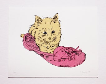 Kätzchen im Schuh Siebdruck: Limitierte Katzenkunst von Fiona Hamilton
