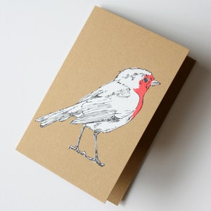 Carte de voeux de Noël sérigraphiée à la main Robin sur papier kraft par Fiona Hamilton