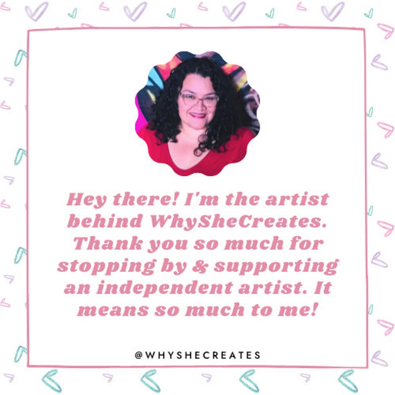 Peut inclure: Une femme aux cheveux bruns boucl&eacute;s et portant des lunettes sourit &agrave; la cam&eacute;ra. Elle porte une chemise rouge. Le texte dit "Hey there! I'm the artist behind WhySheCreates. Thank you so much for stopping by & supporting an independent artist. It means so much to me! @WHYSHECREATES"
