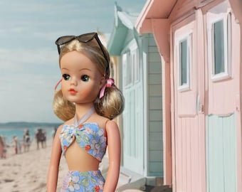Kollektion „Sonne und Süße“. Retro-Badeanzug für Sindy- und Tammy-Puppen.