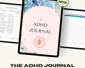 Może przedstawiać: Tablet cyfrowy wyświetlający różową i białą okładkę dziennika z tekstem "the ADHD JOURNAL" i wzorem kwiatowym. Dziennik został zaprojektowany, aby pomóc w śledzeniu objawów ADHD. Tekst "DOWNLOAD NOW" znajduje się w białym kółku z czarnym obramowaniem.