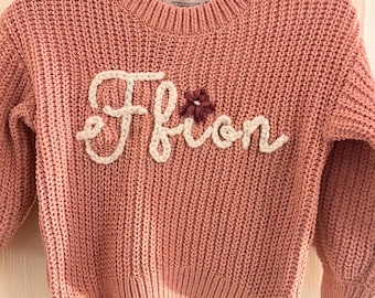 Gepersonaliseerde geborduurde baby- en kindertruien. Sweatshirt met aangepaste naam / Uniek cadeau voor peuters en kinderen. Handgemaakte kleding