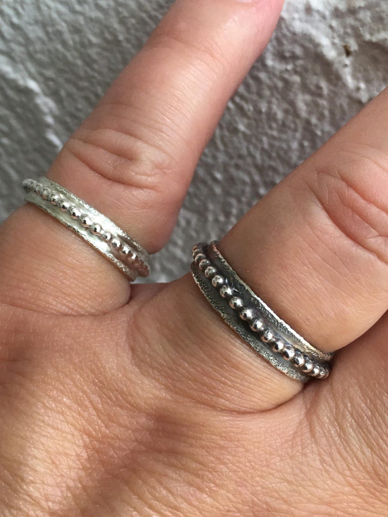 Pu&ograve; includere: Una tazza di ceramica bianca con manico nero e la scritta "But First, Coffee" in grassetto nero. La tazza &egrave; posta su uno sfondo neutro, che ne evidenzia il design semplice.