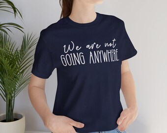 Camiseta "No vamos a ninguna parte", camiseta pro-inmigrante, camiseta de protesta, camiseta liberal, camiseta progresista, ropa activista, camiseta con declaración política