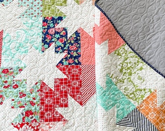 Quilty Love Star Pop Quilt Pattern // Fat Quarter Friendly // No. 141 // Baby // Throw //Twin // Full // Queen // King // Emily Dennis