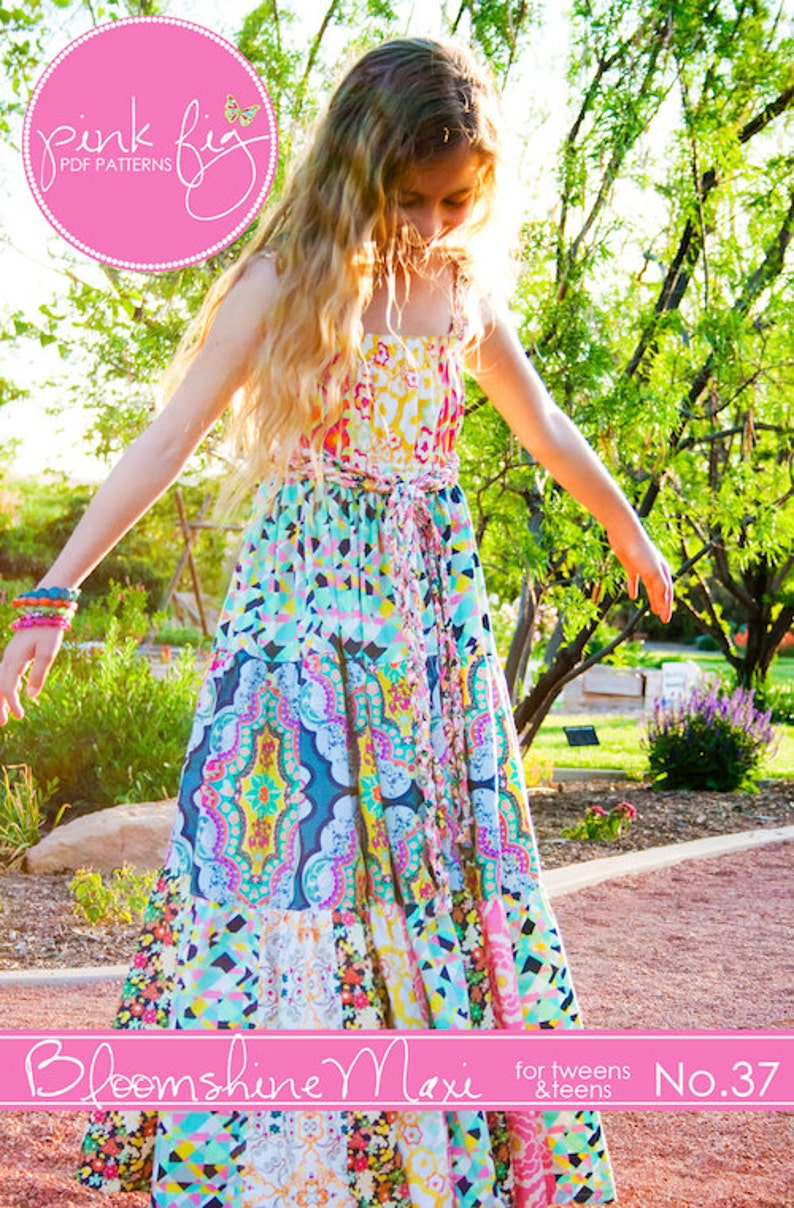 K&ouml;nnte beinhalten: Ein M&auml;dchen tr&auml;gt ein farbenfrohes Maxikleid mit Patchwork-Muster. Das Kleid hat eine Bindetaille und einen R&uuml;schen-Saum. Das Kleid hei&szlig;t "Bloomshine Maxi" und ist f&uuml;r Teenager und junge M&auml;dchen. Das Kleid ist Muster Nummer 37.