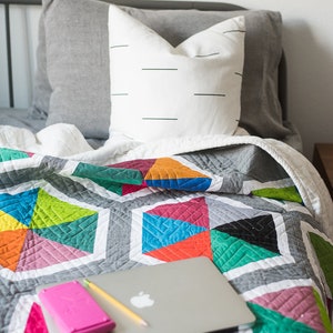 Wzór na kołdrę Quilty Love Triangle Hexies // Kołdra Fat Quarter // Nr 103 // Dziecko // Narzuta // Podwójna // Królowa // Emily Dennis