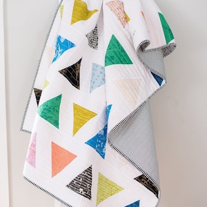Wzór na kołdrę Quilty Love Triangle Pop // Kołdra Fat Quarter // Nr 109 // Dziecko // Narzuta // Podwójna // Królowa // Emily Dennis