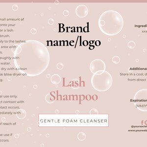 Op de afbeelding: Roze en witte grafiek met de tekst "Merknaam/logo" en "Wimper Shampoo Zachte Schuimreiniger". Instructies voor gebruik en voorzorgsmaatregelen staan ​​aan de linkerkant van de grafiek. De rechterkant van de grafiek bevat de tekst "Ingrediënten", "Aanvullende opmerkingen" en "Vervaldatum".  Social media-pictogrammen en een website-adres staan ​​onderaan de grafiek.