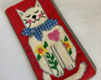 Eyeglass case, Kitty design, needlepoint stitched, zipper closure, Velvet backing, 3 1/2 x 7 inches, white pink blue, for glasses or phone