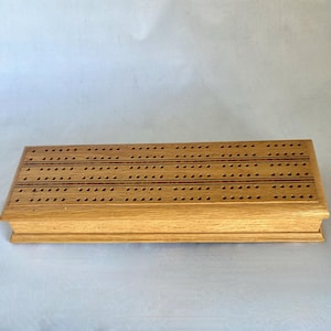 Cribbage Board, inlaid wood, hinged lid, 4 metal pegs, 4 x 11 inches
