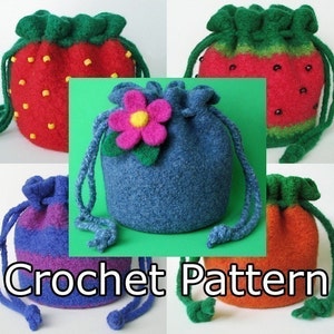 Op de afbeelding: Vier gehaakte trekkoordtassen in verschillende kleuren en ontwerpen. De tassen zijn gevormd als aardbeien en hebben een bloemversiering. De tekst "Crochet Pattern" is zichtbaar onderaan de afbeelding.