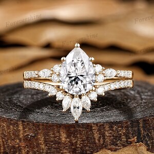 Anillo de compromiso vintage de moissanita en forma de pera, conjunto de oro amarillo con racimo de moissanita para mujer, anillo de aniversario personalizado, conjunto nupcial
