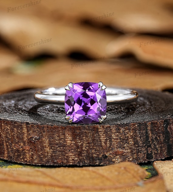 上品なクッションカットのパープルサファイアエンゲージリング、14K