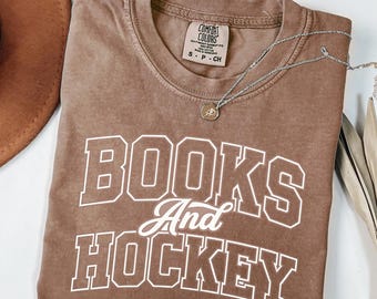 Camiseta Books And Hockey Comfort Colors®, ideal para los amantes de los libros y el hockey