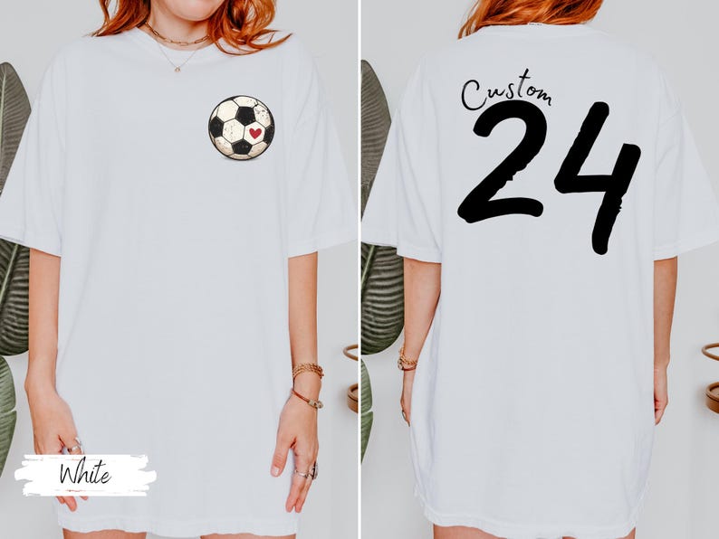 Op de afbeelding: Wit T-shirt met een voetbalafbeelding met een hart op de voorkant en het nummer 24 op de achterkant. Het woord "Custom" staat boven het nummer 24. Het woord "White" staat onderaan.