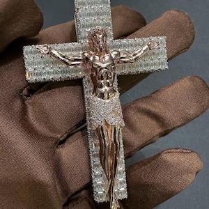 Colar com pingente de cruz em formato de baguete de moissanita VVS Iced Out, pingente unissex de prata 925 com Jesus 3D, joia hip hop, presente de Natal e aniversário