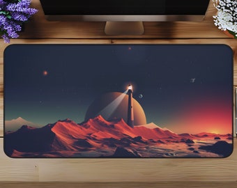 Pode incluir: Tapete de mesa retangular com uma cena de paisagem. Apresenta um farol em terreno rochoso sob um céu estrelado. A paleta de cores inclui tons de vermelho, laranja e azul, criando uma estética cósmica.
