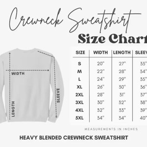 Pu&ograve; includere: Felpa girocollo bianca con tabella taglie. La tabella mostra le misure in pollici per larghezza, lunghezza e lunghezza manica, dalla taglia S alla 5XL. Il testo "Heavy Blended Crewneck Sweatshirt" &egrave; in basso.