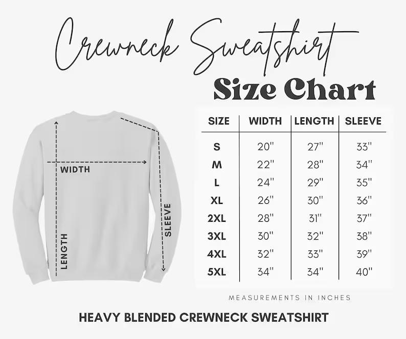 Pu&ograve; includere: Felpa girocollo bianca con tabella taglie. La tabella mostra le misure in pollici per larghezza, lunghezza e lunghezza manica, dalla taglia S alla 5XL. Il testo "Heavy Blended Crewneck Sweatshirt" &egrave; in basso.