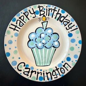 Plato de cumpleaños personalizado pintado a mano - Cupcake azul y verde pálido
