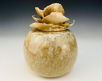 Small urn in crystal honey