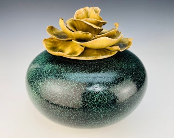 Cremation urn in green with porcelain flower