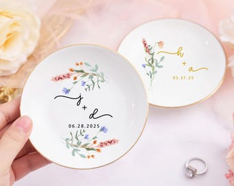 カスタムワイルドフラワーウェディングギフトリングディッシュ、パーソナライズされた婚約ギフト、上品なジュエリー、花嫁へのミニマリストギフト、リングホルダー、親友へのギフト
