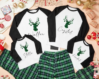 Pode incluir: Pijamas de Natal familiares a condizer. Tops brancos com mangas pretas e um design de cabeça de veado xadrez verde. Os nomes Walker, Crystal, Stella e Kendal são impressos nas camisas. Calças de pijama xadrez verde completam o conjunto.