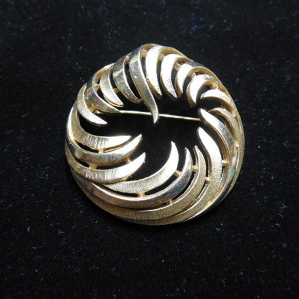 SPECIAL SALE Vintage TRIFARI Swirl Circle Brooch Gold Tone