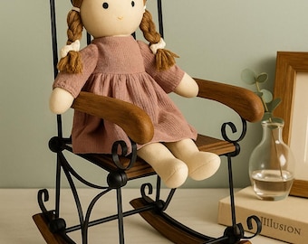 Mecedora en miniatura hecha a mano: muebles rústicos de madera y hierro forjado para muñecas.
