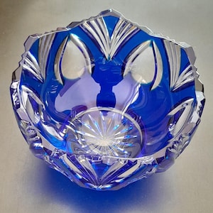 Cuenco de cristal checo de Bohemia – Elegancia azul cobalto tallada a mano Cuenco azul de CRISTAL CÉSAR, soplado, cortado a superposición transparente, caja bohemia checa