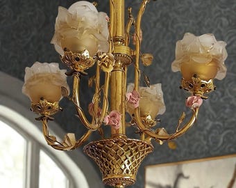 Mässingskrona i jugendstil från 1920-talet: Frostat roséglas, fransk blommig pendellampa