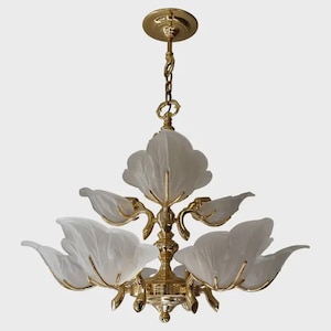 Sehr seltener großer Kronleuchter aus Messing mit Muranoglasschalen, 1970er Jahre im Stil von Barovier & Toso. den Blättern von Catalpa
