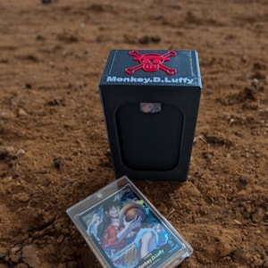 Deck Box - EINZELSTÜCK tcg - Passend für 50+ doppelt umhüllte Karten und DON. Personalisiert. Inklusive Schutzplatte.