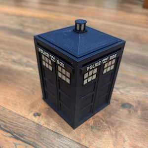 Caja para mazo de Tardis. Tiene capacidad para entre 80 y 100 cartas con funda doble. ¡Ahora con SONIDO! Pokémon Onepiece Magic mtg Lorcana.
