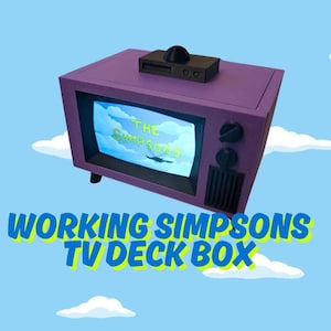 The Simpsons TV Deck Box: werkende mini-tv met geluid en video | MTG, Pokémon, Yu-Gi-Oh-opbergdoos. Geschikt voor meer dan 100 kaarten met dubbele sleeve en dobbelstenen.