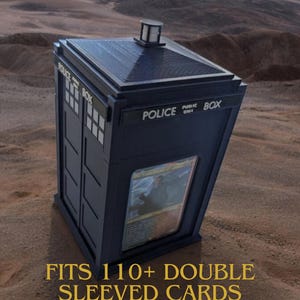 XL Tardis-dekbox voor EDH. Inclusief plaat om de commandant te beschermen. Geschikt voor meer dan 100 kaarten met dubbele sleeve en tokens. Nu met geluid en licht! mtg.