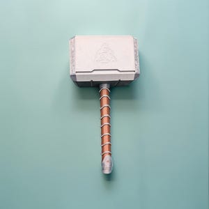 Caja de mazo - Capacidad para 100 cartas con funda doble + fichas - Martillo Mjolnir de Thor. Mitología nórdica. MTG Commander. Magic: The Gathering. ¡Opción de sonido!