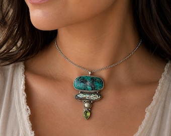 Colgante artesanal de plata de ley 925 con múltiples piedras preciosas: turquesa, perla Biwa y peridoto.