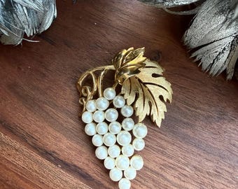 Broche vintage Crown Trifari chapado en oro con detalles de perlas de imitación brillantes y forma de racimo de uvas.