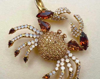 Colgante de cangrejo con diamantes de imitación pavé y cristal de opalita lechosa de topacio chapado en oro amarillo de 14 quilates