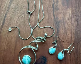 Conjunto de collar y pendientes Marahlago de plata de ley con larimar y zafiro blanco Dante.