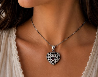 Colgante vintage de AVON by RJ Graziano en plata de ley 925 con forma de corazón y piedra preciosa roja.