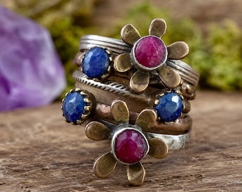 Anillo llamativo ancho apilable de múltiples bandas, de plata de ley 925 con rubíes y zafiros en forma de flor.