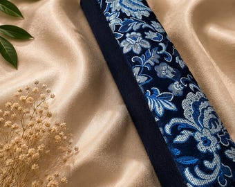 Caja de joyería larga vintage de brocado azul con estampado floral jacquard satinado.
