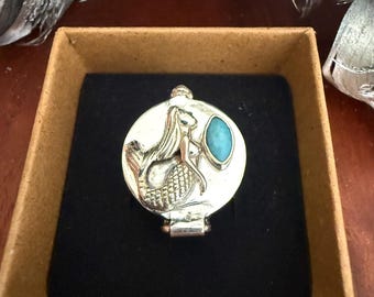 Anillo colgante con medallón de veneno de Larimar Mermaid chapado en plata de ley. Joyería llamativa.