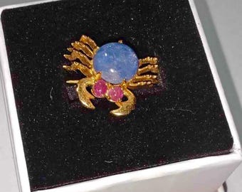 Broche de cangrejo chapado en oro vintage: zafiro estrella, ojos de rubí, cuerpo texturizado, cierre en C.