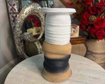 Jarrón de cerámica artesanal, blanco y marrón, hecho a mano con torno de alfarero y firmado.